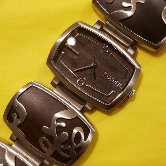 Beautiful Fossil watch wood & silver metal design - Picture 4 of 6
